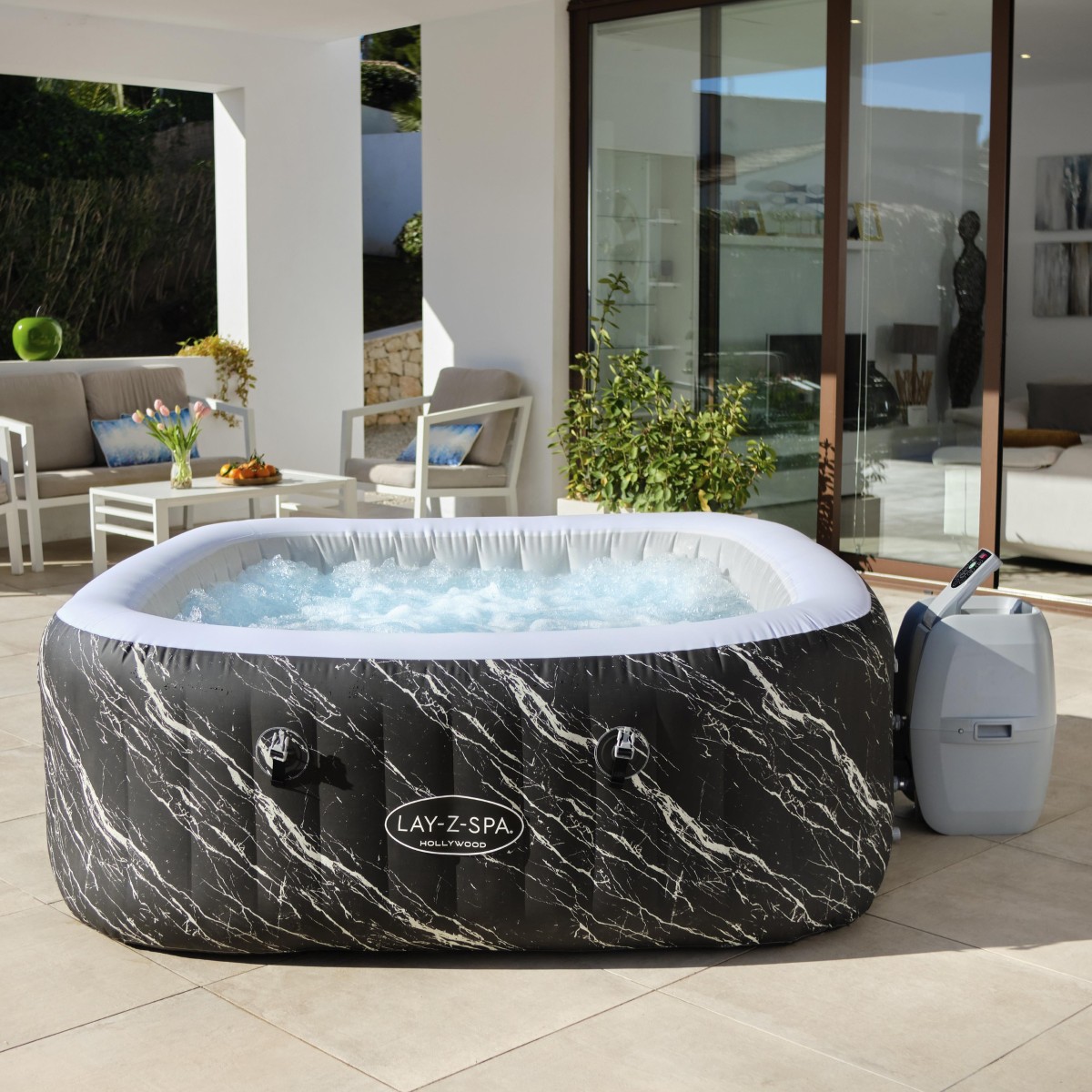 Jacuzzi wypełnione wodą z włączoną funkcją masażu.